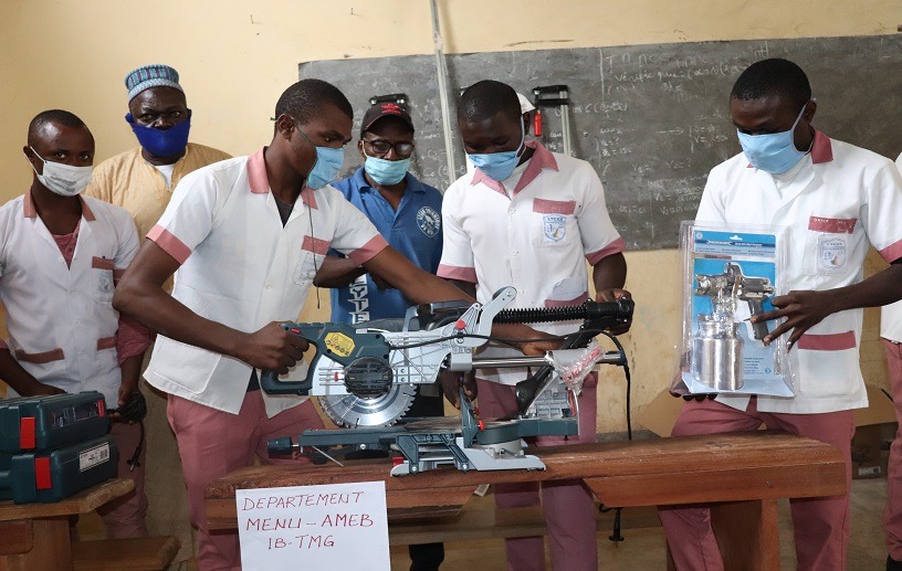 Education - Don de matériels au Lycée technique de Ntui