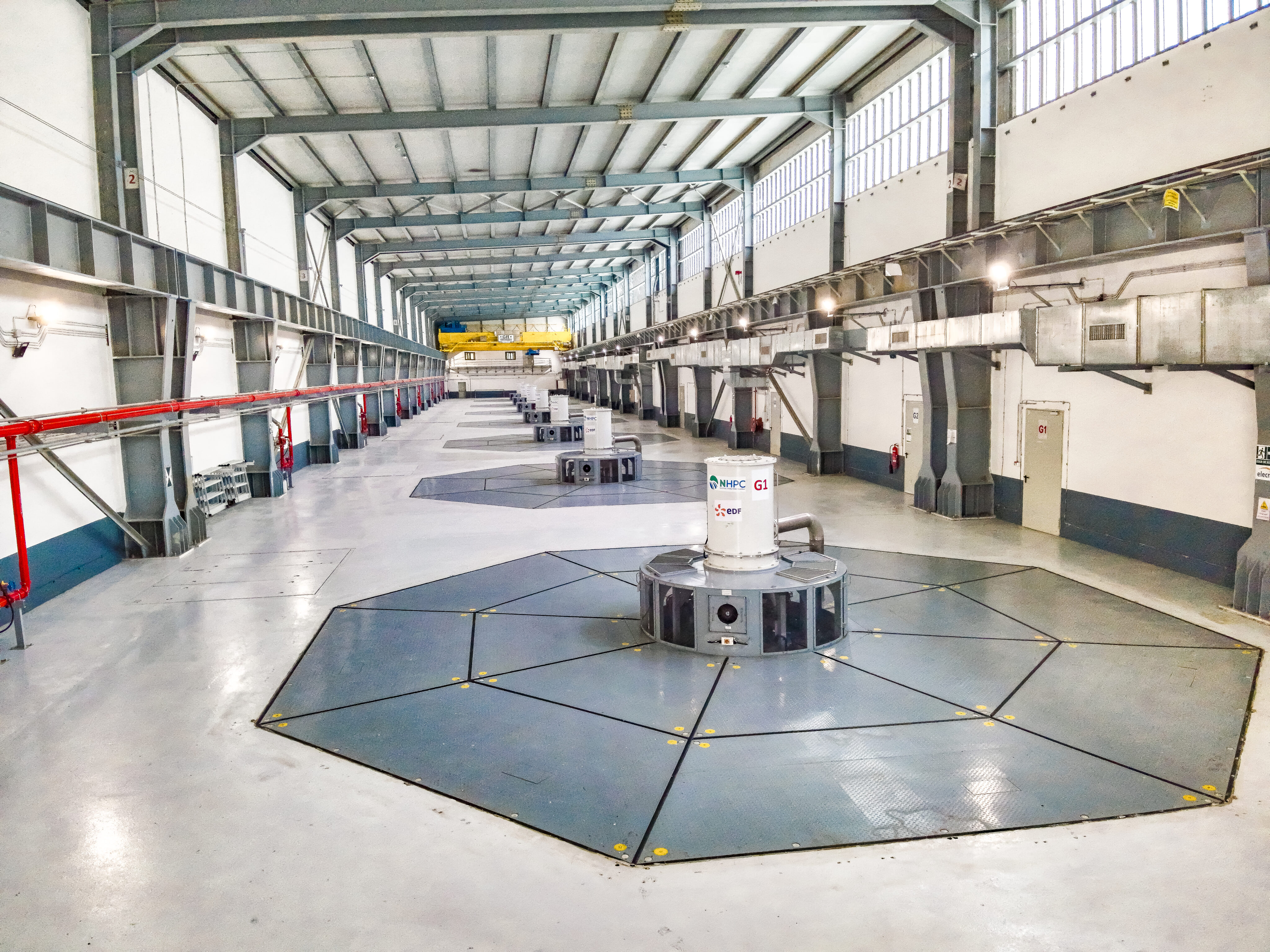 Vue aérienne de l'usine de Nachtigal et de ses conduites forcées